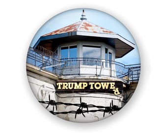 Botón o imán para nevera con la imagen de la prisión de la Torre Trump, artículo de protesta contra Trump.