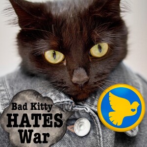 Pu&ograve; includere: Un gatto nero che indossa una giacca di jeans con un bottone a forma di segno della pace e un fumetto che dice "Bad Kitty HATES War".