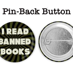 K&ouml;nnte beinhalten: Ein schwarzer und gr&uuml;ner Ansteckknopf mit einem wei&szlig;en radialen Design. Der Knopf sagt "I READ BANNED BOOKS".