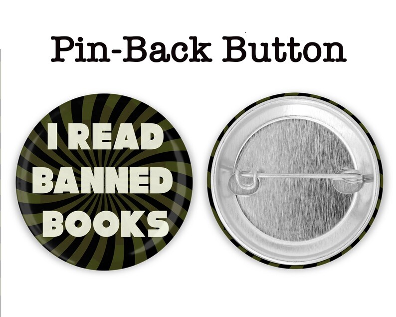 K&ouml;nnte beinhalten: Ein schwarzer und gr&uuml;ner Ansteckknopf mit einem wei&szlig;en radialen Design. Der Knopf sagt "I READ BANNED BOOKS".