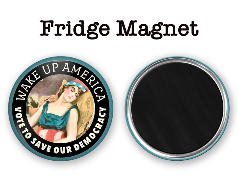 Może przedstawiać: Dwa okrągłe magnesy na lod&oacute;wkę. Jeden ma turkusową obw&oacute;dkę i napis "WAKE UP AMERICA VOTE TO SAVE OUR DEMOCRACY". Zawiera ilustrację kobiety w niebieskiej sukience. Drugi magnes ma czarną powierzchnię.