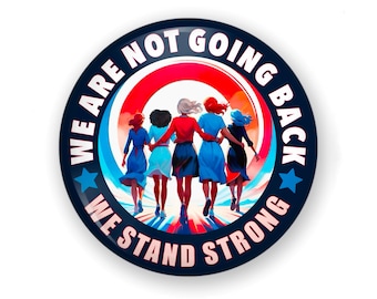 以下が含まれることがあります： 白地に「We are not going back. We stand strong.」という文字が書かれた青と赤の円形ボタン。ボタンには、腕を組んで前向きに歩く4人の女性のグラフィックが描かれている。女性たちは青と赤の服を着ている。