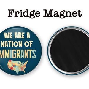 K&ouml;nnte beinhalten: Ein runder K&uuml;hlschrankmagnet mit dem Text "WE ARE A NATION OF IMMIGRANTS" und einer Karte der Vereinigten Staaten. Der Magnet ist dunkelblau mit einem silbernen Rand. Der Text "Fridge Magnet" steht dar&uuml;ber.
