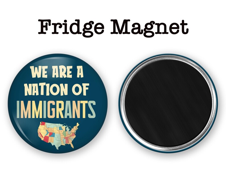 K&ouml;nnte beinhalten: Ein runder K&uuml;hlschrankmagnet mit dem Text "WE ARE A NATION OF IMMIGRANTS" und einer Karte der Vereinigten Staaten. Der Magnet ist dunkelblau mit einem silbernen Rand. Der Text "Fridge Magnet" steht dar&uuml;ber.