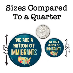 K&ouml;nnte beinhalten: Zwei runde Buttons mit dem Text "WE ARE A NATION OF IMMIGRANTS" und einer Karte der Vereinigten Staaten. Der gr&ouml;&szlig;ere Button hat einen Durchmesser von 5,7 cm, der kleinere von 3,2 cm. Zum Gr&ouml;&szlig;envergleich ist ein Vierteldollar abgebildet.