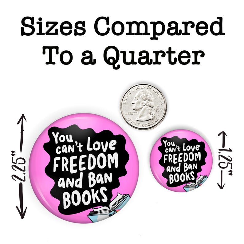 Puede incluir: Dos botones rosas con el texto "You can't Love FREEDOM and Ban BOOKS" se muestran junto a una moneda de veinticinco centavos. El bot&oacute;n m&aacute;s grande tiene 5,7 cm de di&aacute;metro y el m&aacute;s peque&ntilde;o 3,2 cm.
