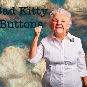 Może przedstawiać: Starsza osoba w białej koszuli z przypinką. Obrazek zawiera tekst "Bad Kitty Buttons" w ciemnozielonym kolorze. Tło to obraz z kolorami niebieskim, białym i brązowym.