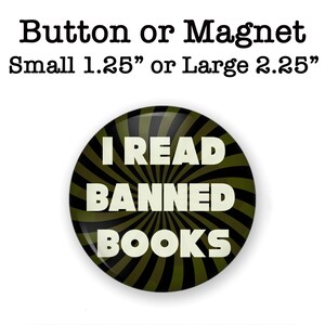 K&ouml;nnte beinhalten: Ein schwarzer und gr&uuml;ner Knopf oder Magnet mit einem wei&szlig;en Spiralmuster und dem Text "I READ BANNED BOOKS". Der Knopf ist in zwei Gr&ouml;&szlig;en erh&auml;ltlich: 1,25 Zoll oder 2,25 Zoll.
