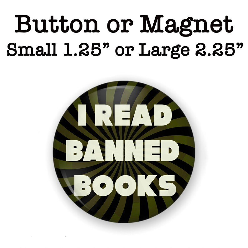 K&ouml;nnte beinhalten: Ein schwarzer und gr&uuml;ner Knopf oder Magnet mit einem wei&szlig;en Spiralmuster und dem Text "I READ BANNED BOOKS". Der Knopf ist in zwei Gr&ouml;&szlig;en erh&auml;ltlich: 1,25 Zoll oder 2,25 Zoll.