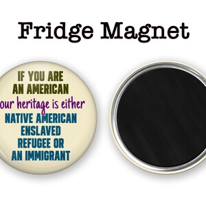 Puede incluir: Un im&aacute;n para nevera con el texto "Fridge Magnet" en la parte superior. El im&aacute;n tiene una cara crema con el texto: "IF YOU ARE AN AMERICAN your heritage is either NATIVE AMERICAN ENSLAVED REFUGEE OR AN IMMIGRANT."