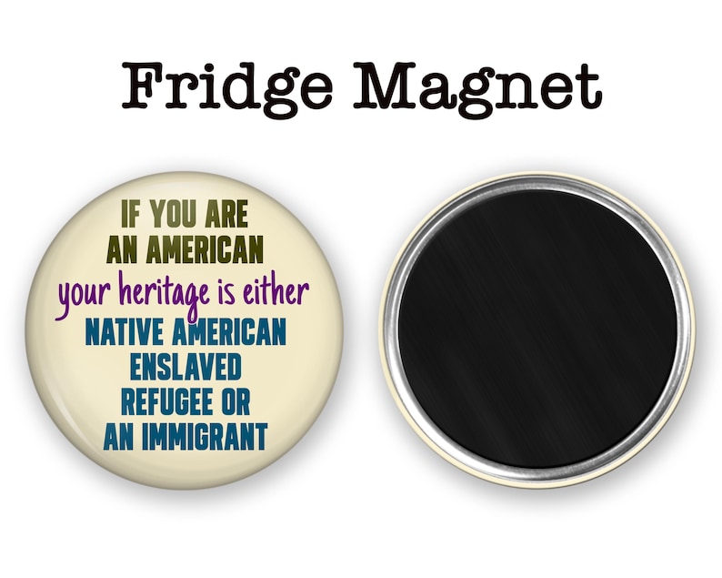 Puede incluir: Un im&aacute;n para nevera con el texto "Fridge Magnet" en la parte superior. El im&aacute;n tiene una cara crema con el texto: "IF YOU ARE AN AMERICAN your heritage is either NATIVE AMERICAN ENSLAVED REFUGEE OR AN IMMIGRANT."