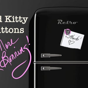Puede incluir: Un refrigerador retro negro con manijas plateadas y la palabra "Retro" en letras plateadas. Un im&aacute;n de bloc de notas con la palabra "&iexcl;Gracias!" y un coraz&oacute;n est&aacute; adherido a la puerta. Las palabras "Bad Kitty Buttons" y "No More Book Banning!" est&aacute;n escritas en rosa.