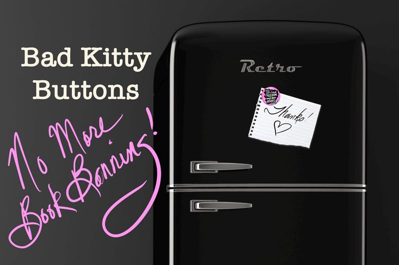 Puede incluir: Un refrigerador retro negro con manijas plateadas y la palabra "Retro" en letras plateadas. Un im&aacute;n de bloc de notas con la palabra "&iexcl;Gracias!" y un coraz&oacute;n est&aacute; adherido a la puerta. Las palabras "Bad Kitty Buttons" y "No More Book Banning!" est&aacute;n escritas en rosa.