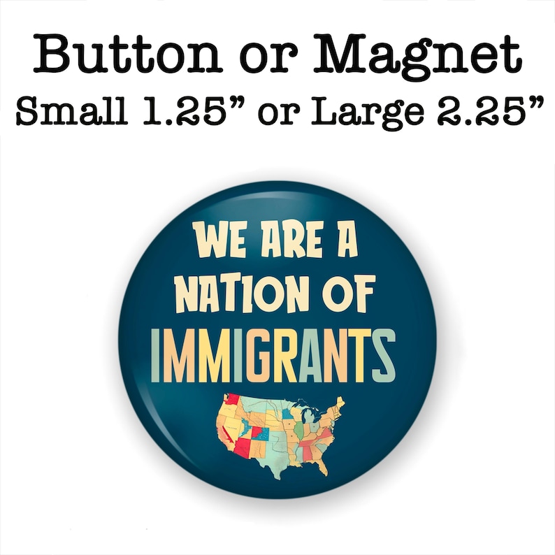 K&ouml;nnte beinhalten: Ein runder Knopf oder Magnet mit dem Text "WE ARE A NATION OF IMMIGRANTS" in Wei&szlig; und Orange. Der Knopf zeigt eine Karte der Vereinigten Staaten. Erh&auml;ltlich in 3,18 cm und 5,72 cm Gr&ouml;&szlig;en.