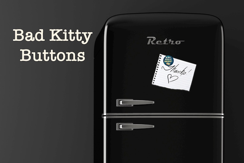 K&ouml;nnte beinhalten: Ein schwarzer Retro-K&uuml;hlschrank mit silbernen Griffen und dem Wort "Retro" in silbernen Buchstaben. Ein Notizblock mit dem Wort "Danke!" und einem Herz ist an der T&uuml;r befestigt. Die Worte "Bad Kitty Buttons" sind in wei&szlig;em Text.
