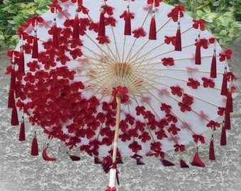 Ombrello con frange rosse da sposa Cosplay Nastro di perline Petalo Puntelli di Hanfu Ombrello da sposa Ombrello di fiori