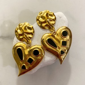 Gold tone heart earrings, large heart earrings, y2k aesthetic, old retro style charm earrings, Valentine’s Day gift, black chunky earrings