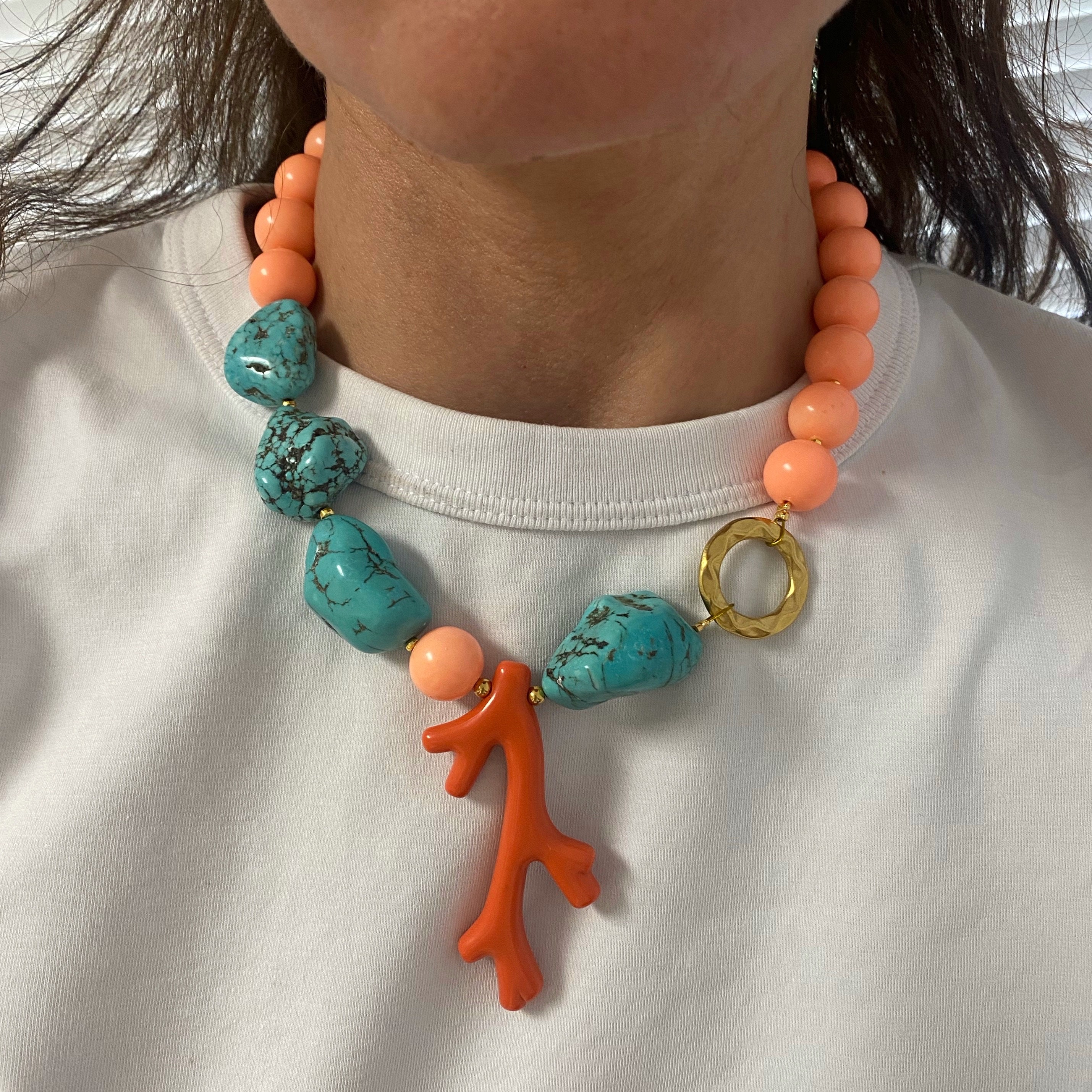 ターコイズとコーラルトーンのネックレス、チャンキーなステートメント