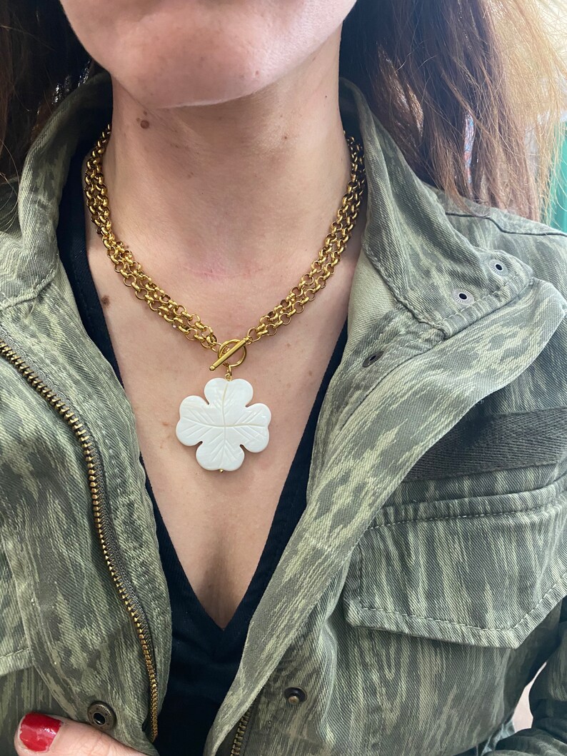 Trefoil pendant necklace, large shell flower necklace, toggle necklace with big yammer pendant, gift ideas for mother sister image 4