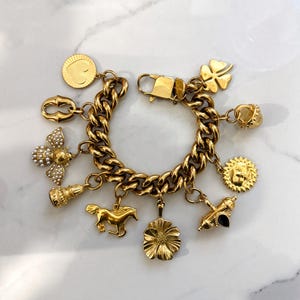 Stort Charm-armband, mörkguldton, iögonfallande smycken