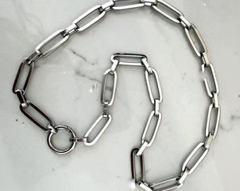 Cadena porta dijes en tono plateado