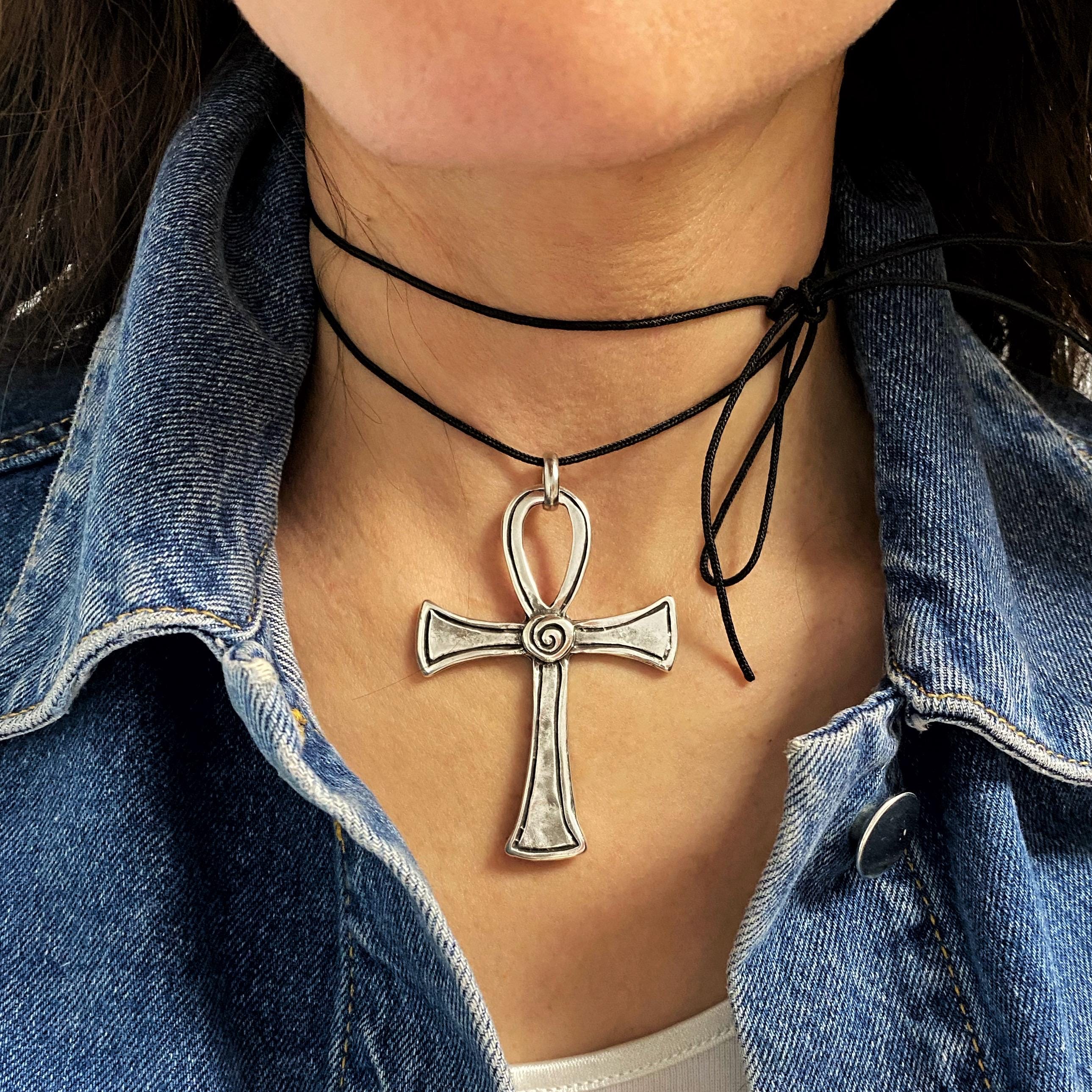 Pendentif Croix Bague Autour Du Cou Signification Mini Pendentif