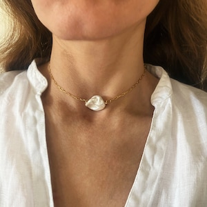 Irregular shell choker, single shell bead necklace, pearly charm medallion, dainty everyday jewelry, white shell pearl pendant necklace