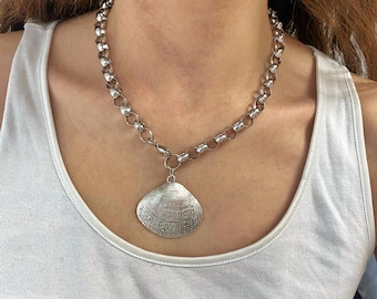 Grovt silverfärgat snäckhalsband: Sommarsmycken med statement-motiv