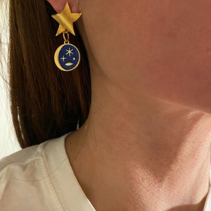 boucles d'oreilles lune bleue, boucles d'oreilles breloques en émail, ensemble de boucles d'oreilles dépareillées, boucles d'oreilles différentes, boucles d'oreilles étoiles, bijoux y2k, image 3