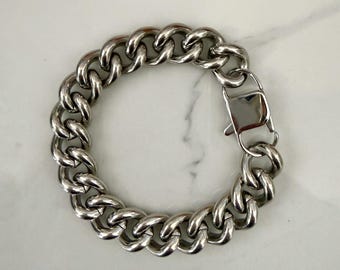 Bracciale a catena oversize color argento, gioiello moderno e di tendenza per uomo e donna.