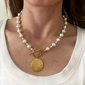 Pearl coin necklace, Gold tone coin necklace, disc choker, Pendentif medallion, coin necklace with pearls,  collier de pièces de monnaie