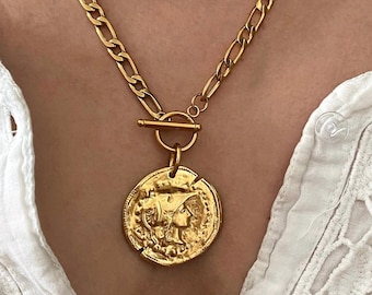 Collar con colgante de moneda en tono dorado para mujer