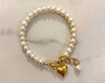 Herz Perlenarmband, zierliches kleines Perlenarmband, goldenes Herzarmband, Herzarmband, frisches Perlen und Perlenarmband, ästhetischer Schmuck