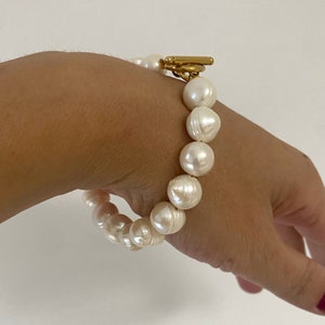 Large pearl bracelet, big fresh pearl bracelet for woman, toggle bracelet with pearls, everyday jewelry, bridal jewelry, anniversary gift