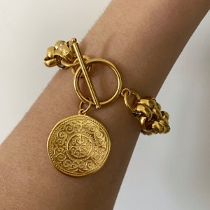 Gold tone coin bracelet, chunky chain bracelet with charm, statement bracelet, big coin bracelet,  retro style bracelet, bracelet medallion