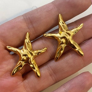 Star fish earrings, large gold tone stud earrings, 2000s style, aesthetic jewelry, chunky kitsch jewelry, mermaid jewelry, statement jewelry