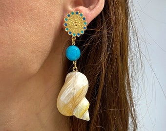 Sea shell earrings, natural seashell earrings, gold blue tones earrings with charm, mermaid core, serincore, festival jewelry, summer jewels