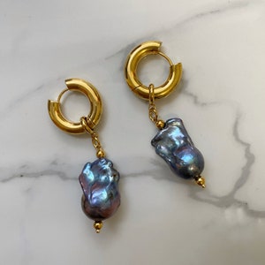 Baroque pearl earrings, Black pearl earrings, hoops with charms, everyday jewelry, large pearl earrings, big freshpearl earrings