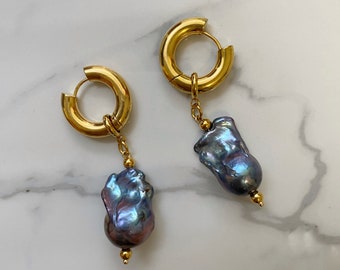 Baroque pearl earrings, Black pearl earrings, hoops with charms, everyday jewelry, large pearl earrings, big freshpearl earrings