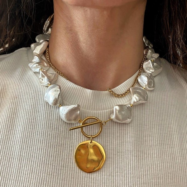 Collier de style perles irrégulières, gros collier surdimensionné, collier pièce de monnaie doré, grand collier de fausses perles, collier à bascule avec pièce de monnaie