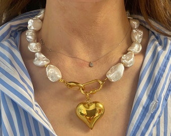 Collier coeur gonflé doré, perles blanches irrégulières d'imitation, gros collier coeur .grand collier de fausses perles