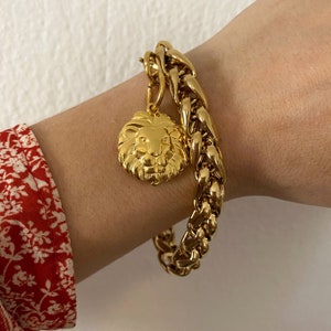 Lion charm bracelet, chunky gold  chain bracelet, gold statement bracelet, gold lion  bracelet woman, large retro retro style bracelet