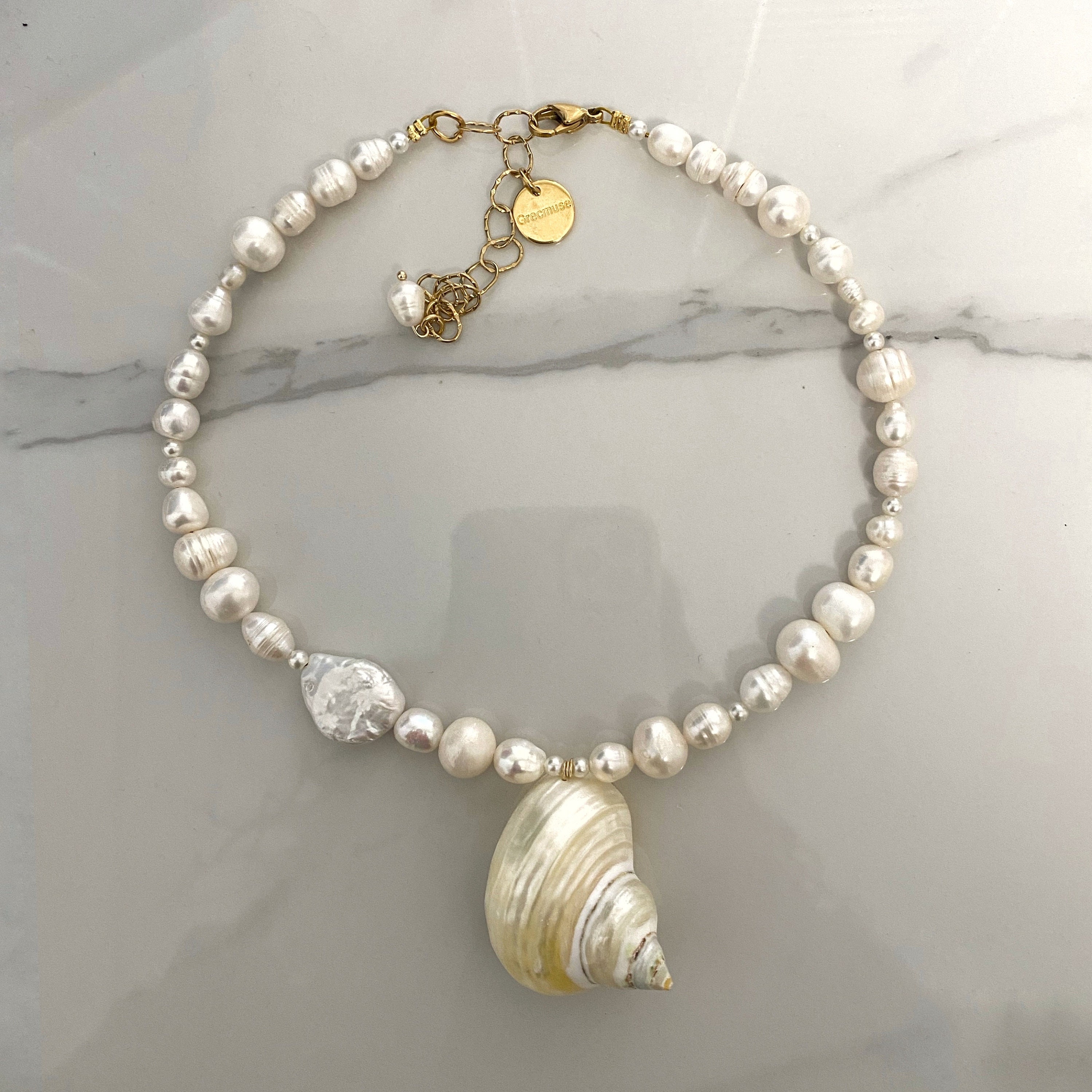 アクセサリー [ERNEST W. BAKER] SHELL PEARL NECKLACE Ernest W. Baker: White Shell Pearl Necklace | SSENSE
