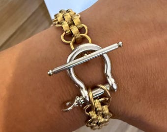 Bracciale massiccio color oro, chiusura a moschettone stile nautico, catena larga piatta porta ciondoli
