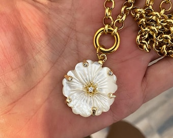 Collana con ciondolo a forma di fiore in madreperla, gioiello