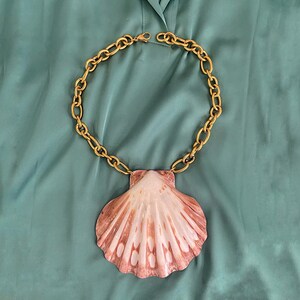 shell clam pendant necklace, big natural clam colier,  huge seashell  necklace, mermaid core, chunky Venus necklace, giant shell necklace