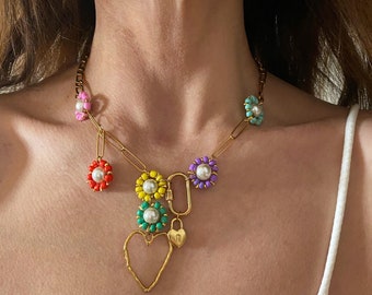 collier à breloques fleurs, collier chaîne en or avec breloques en perles, bijoux de l'an 2000, collier femme pendante, nostalgie des années 2000, collier mousqueton