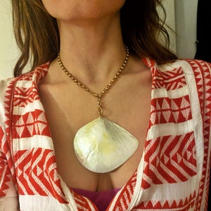 Seashell necklace, large shell necklace, natural shell pendant necklace, mermaid core, big shell summer y necklace, pearly white huge shell