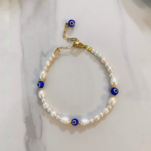 Evil eye pearl bracelet, dainty pearls beaded bracelet , y2k style , 90s aesthetic jewelry, elegant bracelet for woman