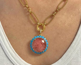 Colar com pingente de quartzo zircônia rosa: joia marcante com corrente dourada grossa